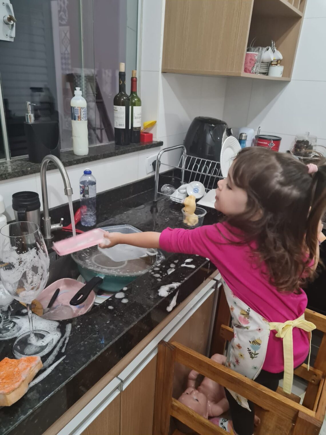 Luísa, 3 anos, já ajuda a lavar a louça