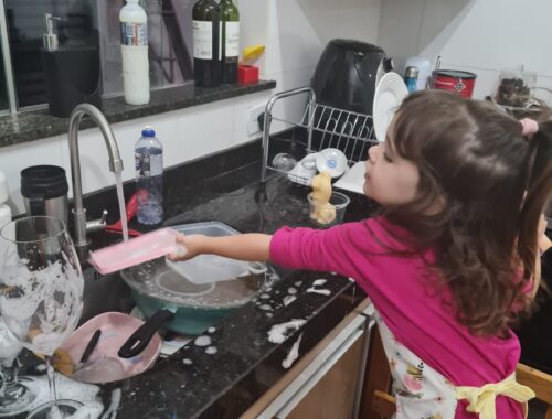 Luísa, 3 anos, já ajuda a lavar a louça
